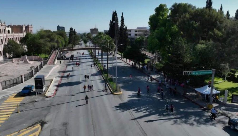 Vista aérea de la Avenida Universidad con personas en la ruta recreativa